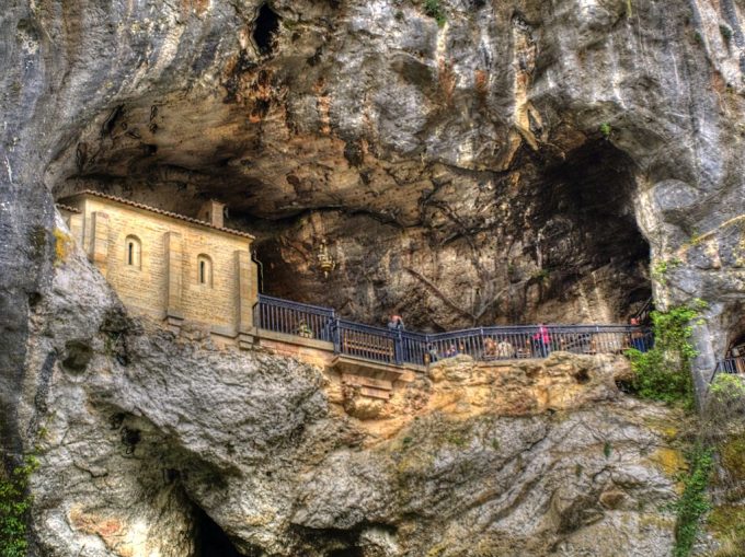 Sanktuarium Matki Bożej Królowej Asturii w Covadondze