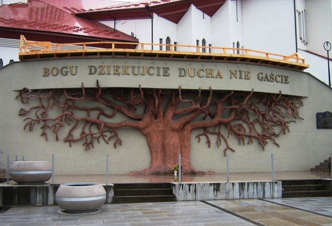 Ołtarz Papieski przy Sanktuarium