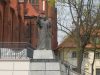 Pomnik św. Jana Pawła II przed wejściem do katedry