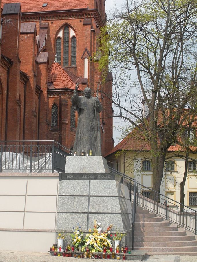 Pomnik św. Jana Pawła II przed wejściem do katedry