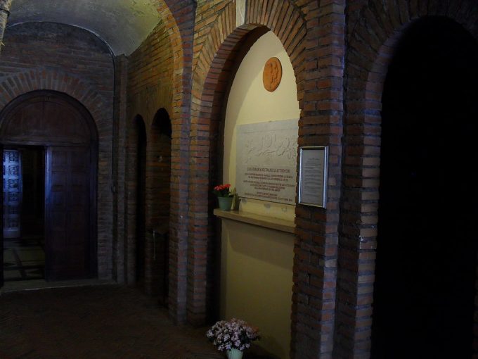 Grób błogosławionego Luigiego Beltrame Quattrocchi i Marii Corsini w krypcie