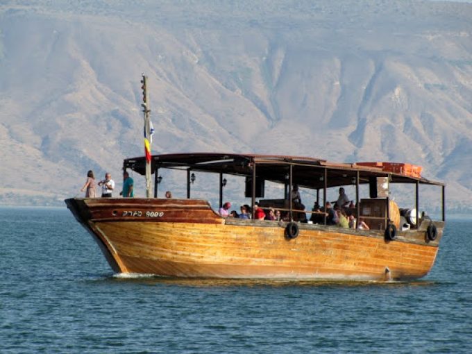Rejs po jeziorze Galilejskim - Izrael (źródło http://avelinatravel.blogspot.com/2013/01/rejs-po-jeziorze-galilejskim-izrael.html)